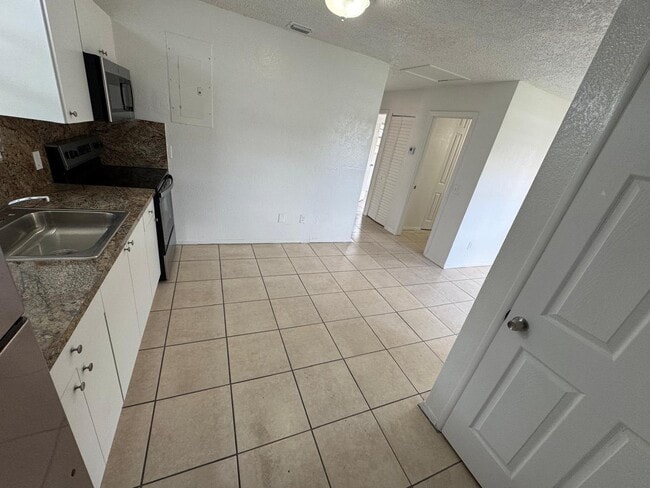 300 NW 28th Way in Fort Lauderdale, FL - Building Photo - Building Photo