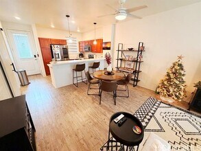 724 Kakala St in Kapolei, HI - Foto de edificio - Building Photo