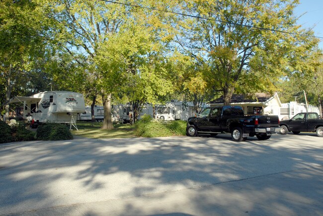 Spring Oaks Mobile Home & RV Park in Spring, TX - Foto de edificio - Building Photo