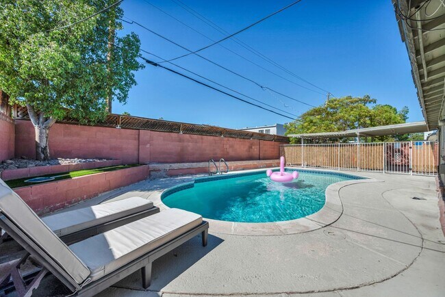 1305 N Mallard St in Las Vegas, NV - Building Photo - Building Photo