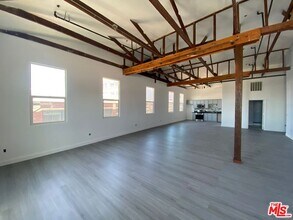 726 S Santa Fe Ave in Los Angeles, CA - Building Photo - Building Photo