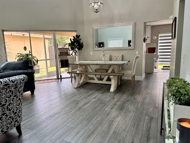 1533 Garden Rd in Weston, FL - Building Photo - Building Photo