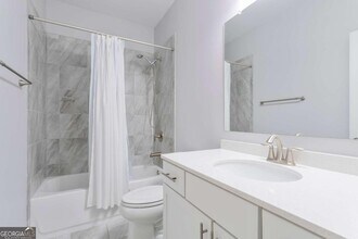 330 La Perla Dr in Sugar Hill, GA - Building Photo - Building Photo