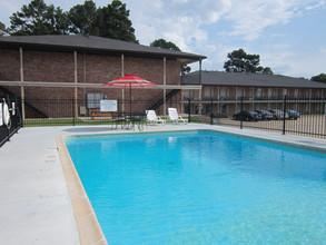 Royal Crest Apartments in Ruston, LA - Building Photo - Building Photo