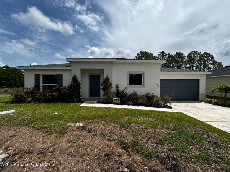 1203 Sexton Rd SW in Palm Bay, FL - Building Photo