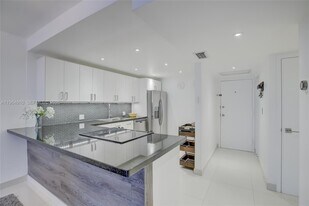 3375 N Country Club Dr in Miami, FL - Building Photo