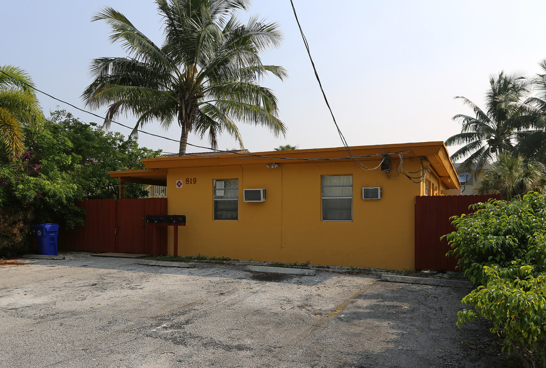 819 NE 14th Pl in Fort Lauderdale, FL - Building Photo