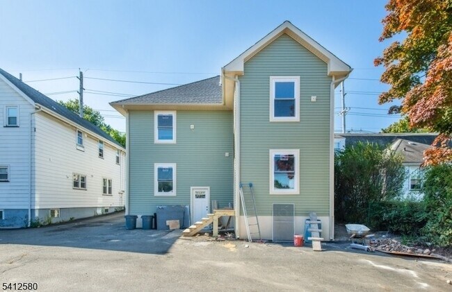 190 E Lindsley Rd in Cedar Grove, NJ - Building Photo - Building Photo