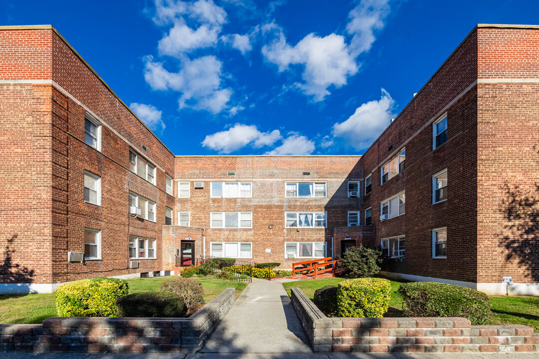 Joyce Gardens Cooperative in Flushing, NY - Foto de edificio