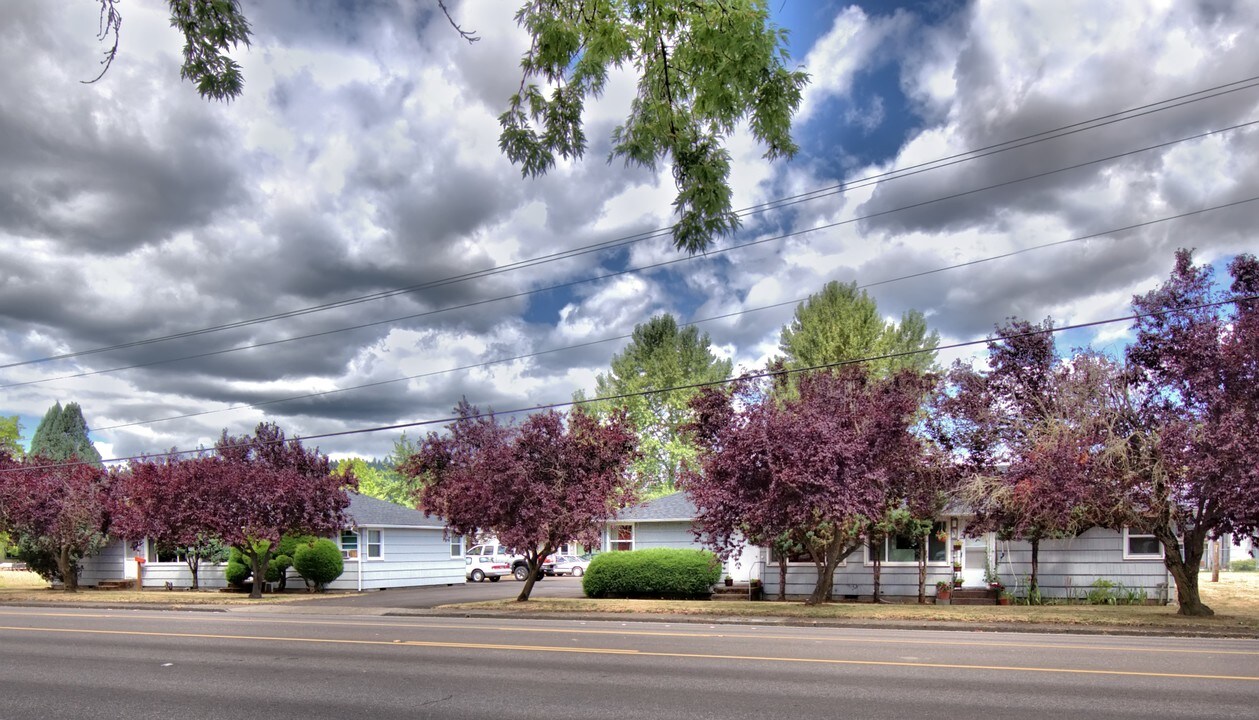 951-969 NW Circle Blvd in Corvallis, OR - Building Photo