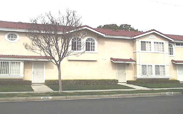 11841-11847 207th St in Lakewood, CA - Building Photo