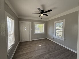 1817 San Luis St in San Antonio, TX - Building Photo