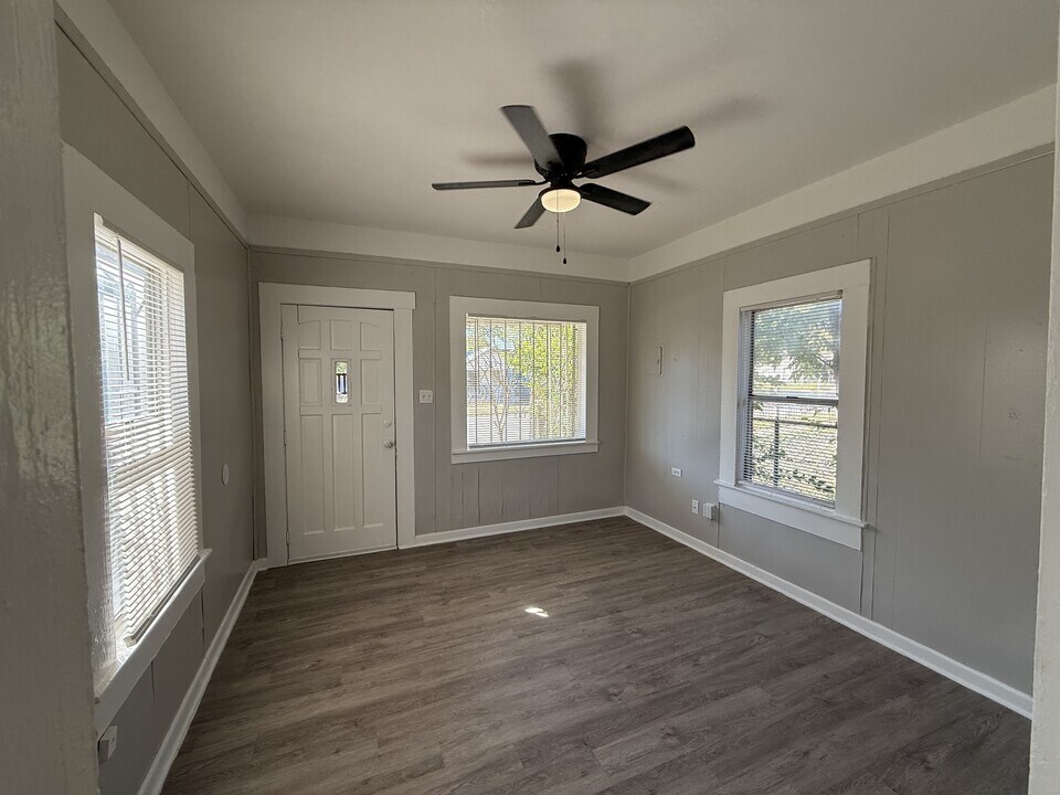 1817 San Luis St in San Antonio, TX - Building Photo