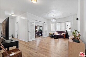 2963 San Marino St in Los Angeles, CA - Building Photo - Building Photo