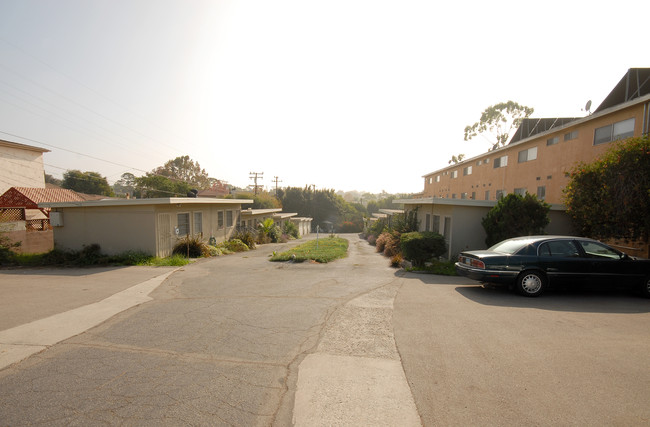 720-722 E Imperial Ave in El Segundo, CA - Foto de edificio - Building Photo