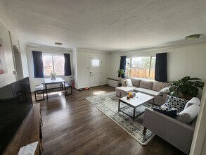5527 W 8th Ave in Lakewood, CO - Foto de edificio - Building Photo