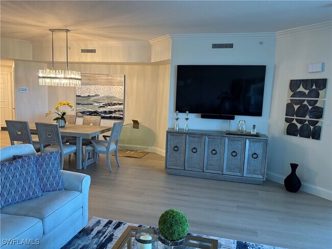 435 Dockside Dr in Naples, FL - Foto de edificio - Building Photo