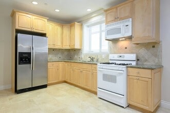 217 S Irena Ave in Redondo Beach, CA - Building Photo - Building Photo