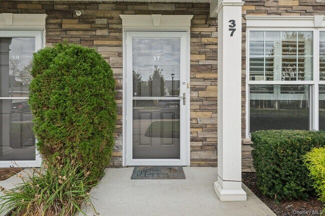 37 Weatherby Ln in Central Islip, NY - Building Photo - Building Photo
