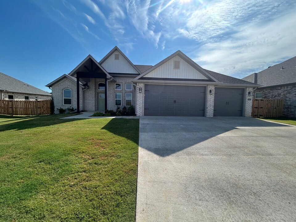 2004 Charles St in Pea Ridge, AR - Building Photo