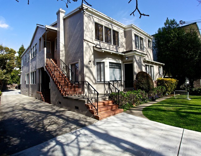 1232 Floribunda Ave in Burlingame, CA - Foto de edificio - Building Photo