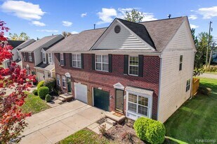 227 Tucker St in Pontiac, MI - Building Photo