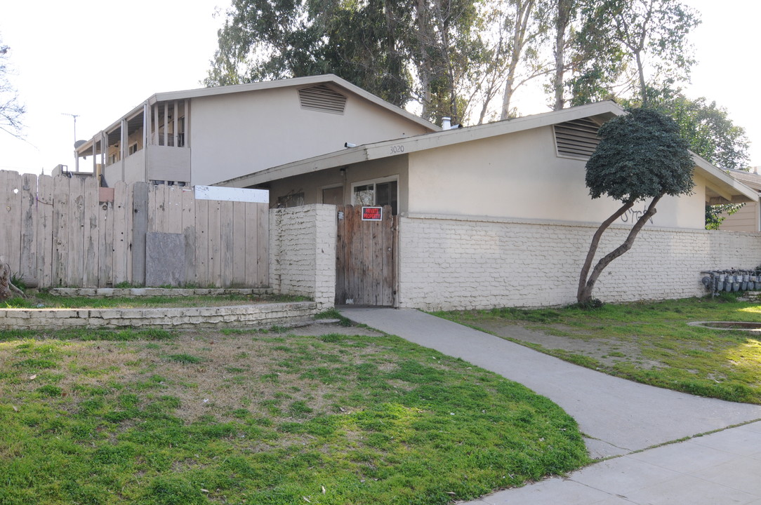 3020 E Washington Ave in Fresno, CA - Building Photo