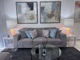 3301 N Country Club Dr in Miami, FL - Building Photo