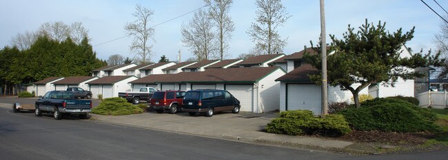 Waterfront Townhouses in Albany, OR - Building Photo - Building Photo