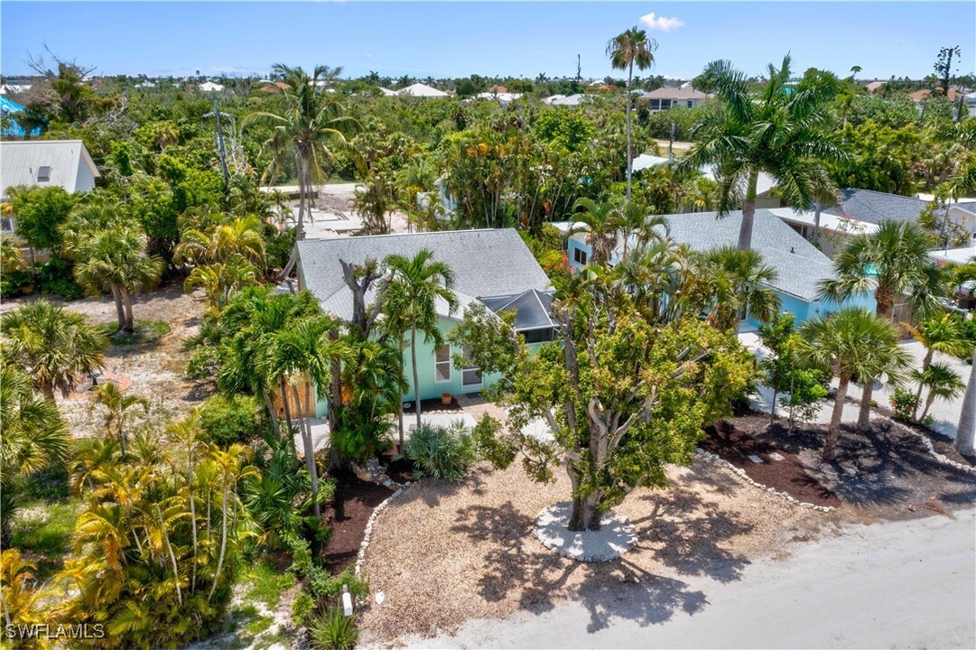 534 Piedmont Rd in Sanibel, FL - Building Photo