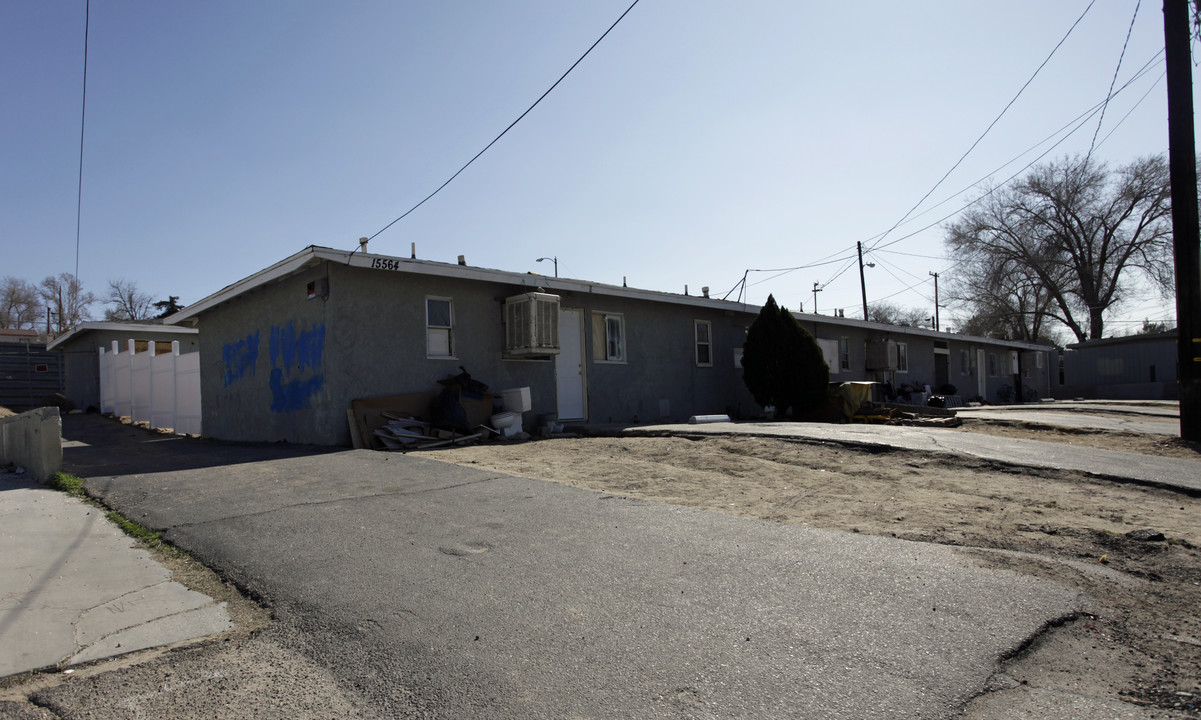 15564 Hesperia Rd in Victorville, CA - Building Photo