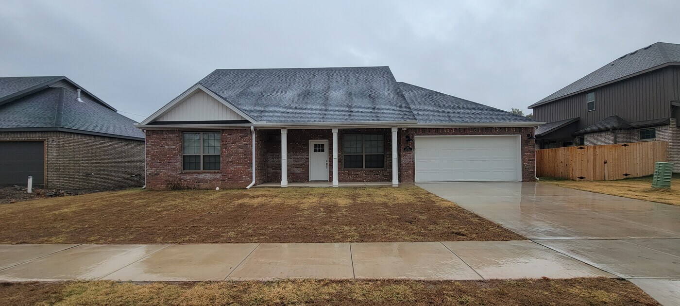 240 Vicks Cir in Centerton, AR - Building Photo