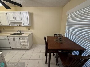 8540 Chevy Chase Dr in Boca Raton, FL - Building Photo - Building Photo