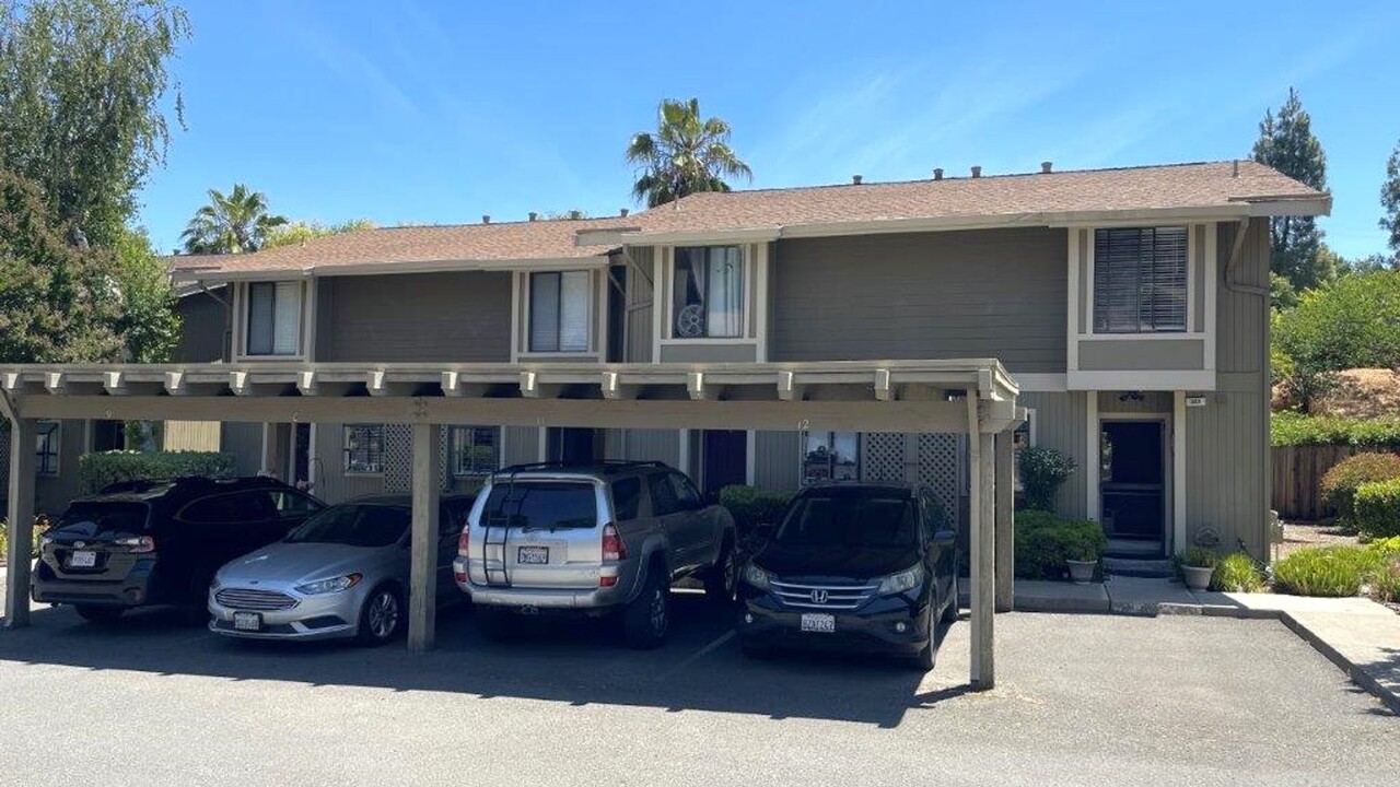 321 Eastgate Ln in Martinez, CA - Building Photo