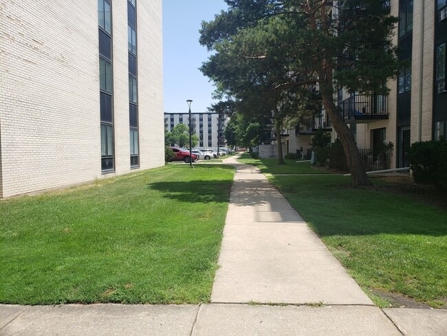 9701 N Dee Rd in Niles, IL - Building Photo - Building Photo