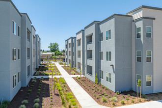 Vista Del Robles Apartments in Woodland, CA - Building Photo - Building Photo