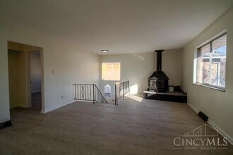 6024 Ridgeacres Dr in Cincinnati, OH - Building Photo - Building Photo