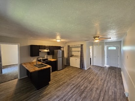 1200 N Main St in Nappanee, IN - Building Photo