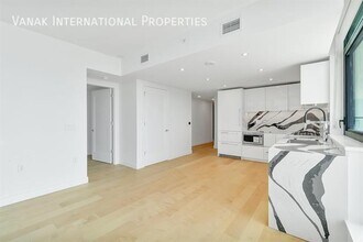 135 13th St E in North Vancouver, BC - Building Photo - Building Photo