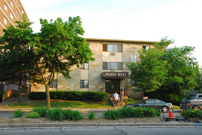 Plaza West in Milwaukee, WI - Foto de edificio - Building Photo