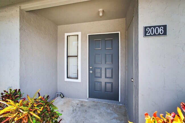 2006 Wharf Ln in Greenacres, FL - Foto de edificio - Building Photo