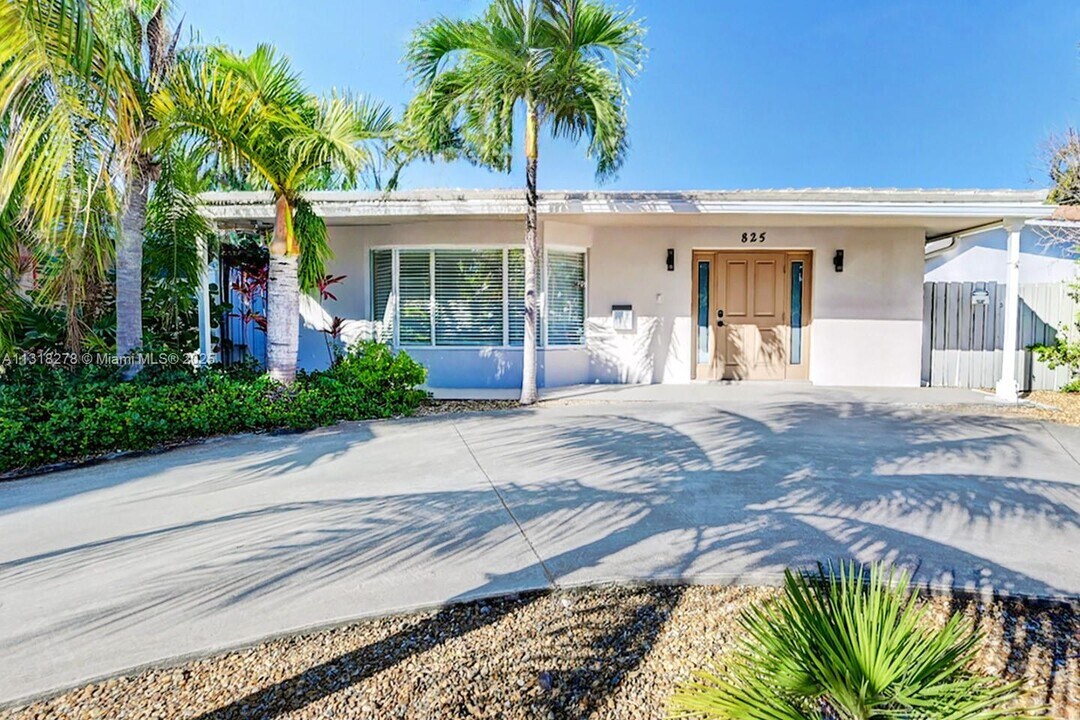 825 Harrison St in Hollywood, FL - Building Photo