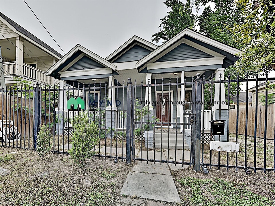1606 Ruthven St-Unit -Apt B in Houston, TX - Building Photo