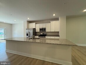 6839 Winterhill Ln in Glen Burnie, MD - Foto de edificio - Building Photo