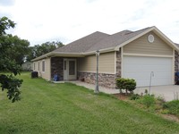 1102 Merrimac St in Burlington, KS - Foto de edificio - Building Photo