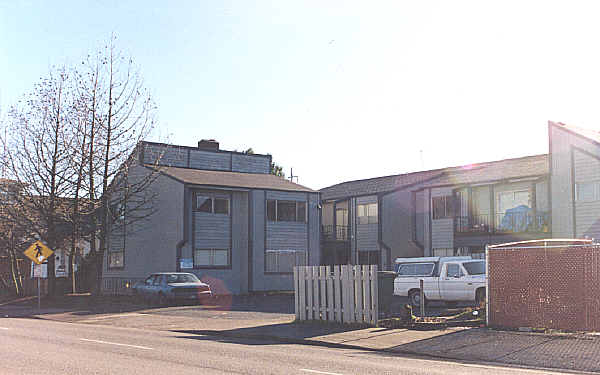 1330-1348 SE Tacoma St in Portland, OR - Foto de edificio - Building Photo