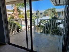 813 Hummingbird Way in North Palm Beach, FL - Building Photo - Building Photo