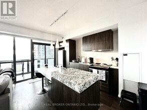 101 Charles St E in Toronto, ON - Building Photo - Building Photo