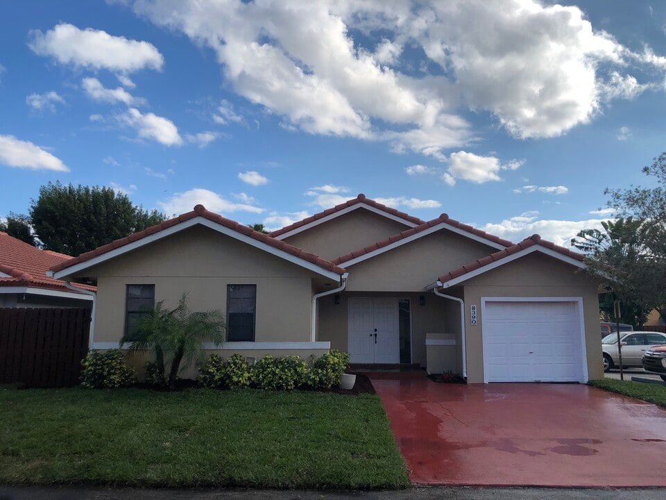 8390 NW 188th Terrace in Hialeah, FL - Building Photo