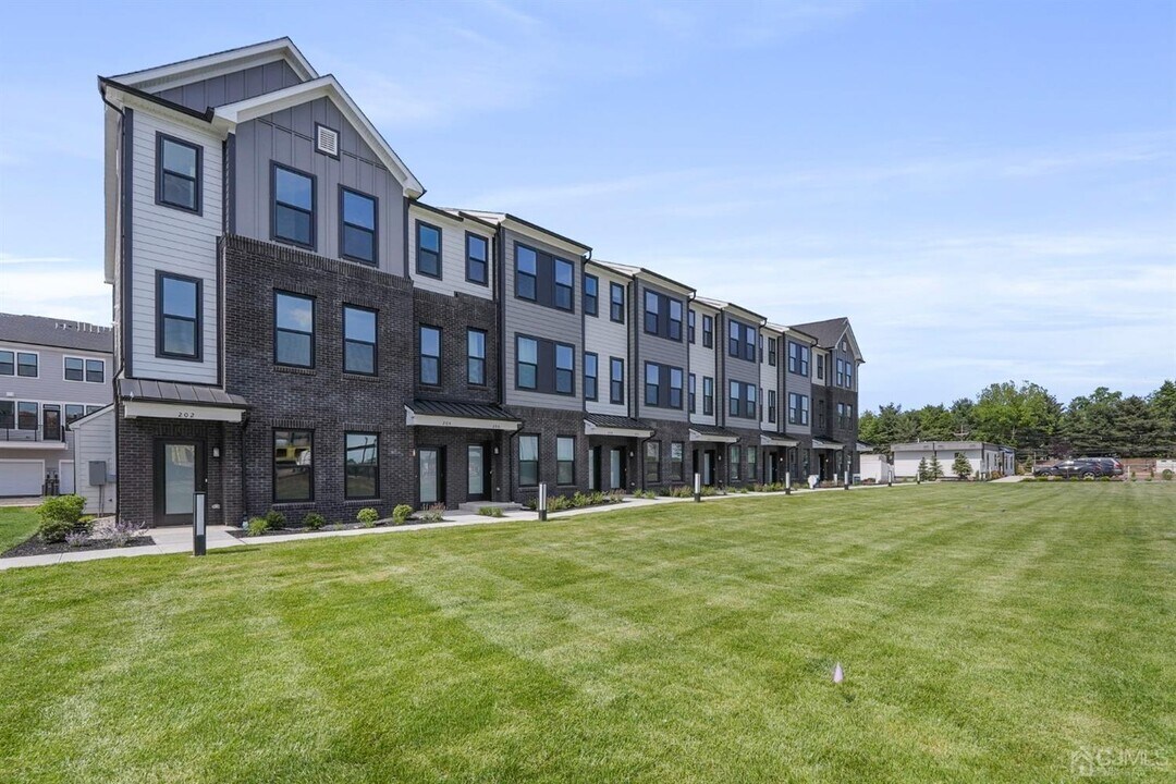 1404 Sadie Cir in New Brunswick, NJ - Building Photo